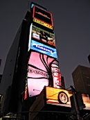 Neonov� reklama v�vod�c� Times Square.