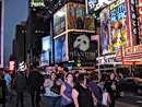 Times Square – dnem i noc� se tu val� davy.